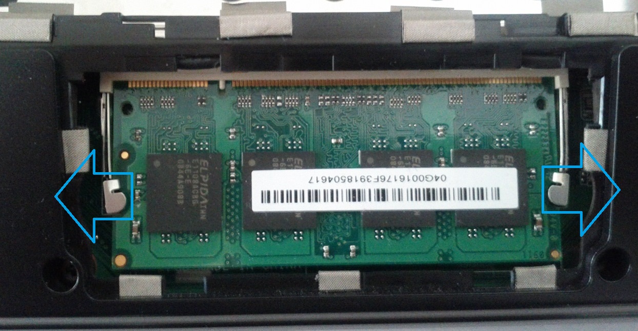 Asus Eee PC 900HD with memory in place